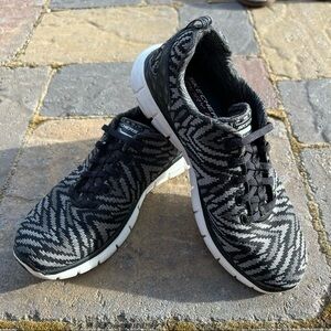 Skechers Black Gray Chevron Print Dual Lite Memory Foam Lite Weight Sneakers 6.5